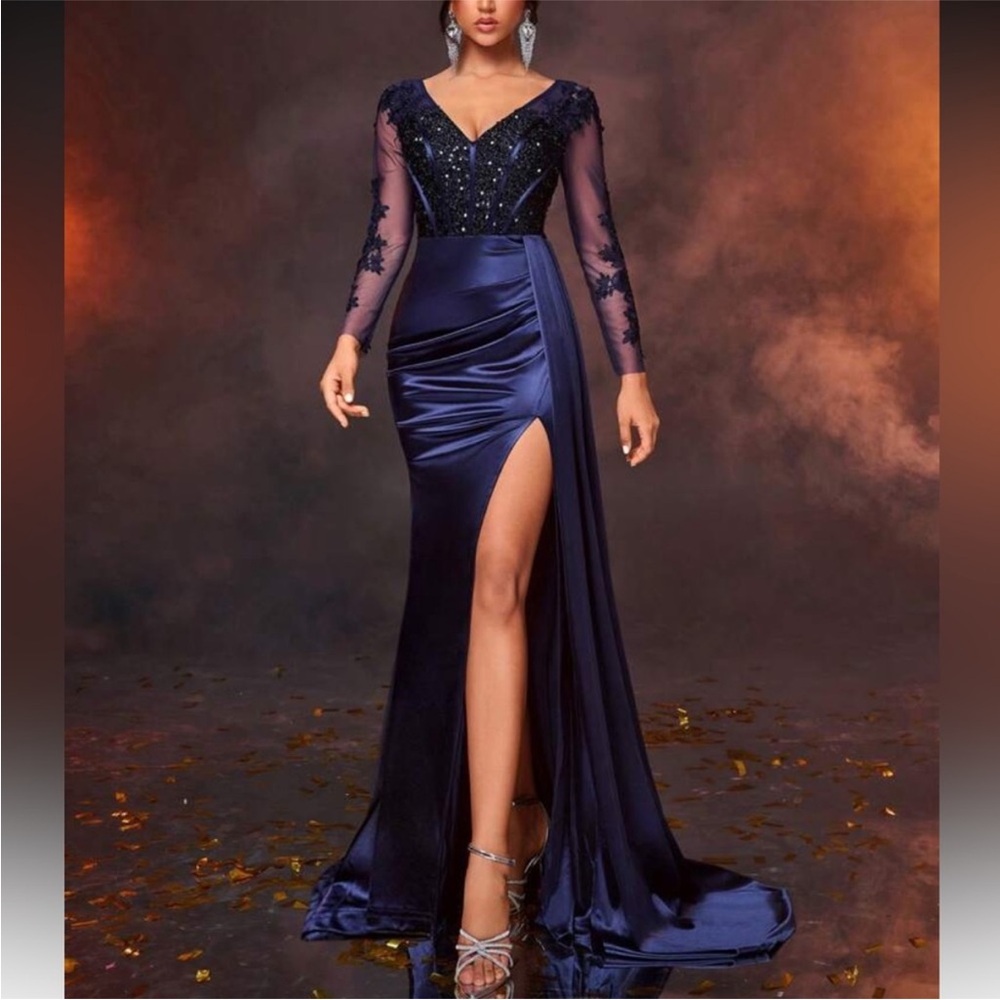 New with tags Elegant Navy Evening Gown size Medium